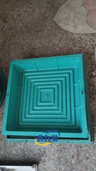 Recessed Composite Square Manhole Cover for Turf Recessed Composite Square Manhole Cover for Turf